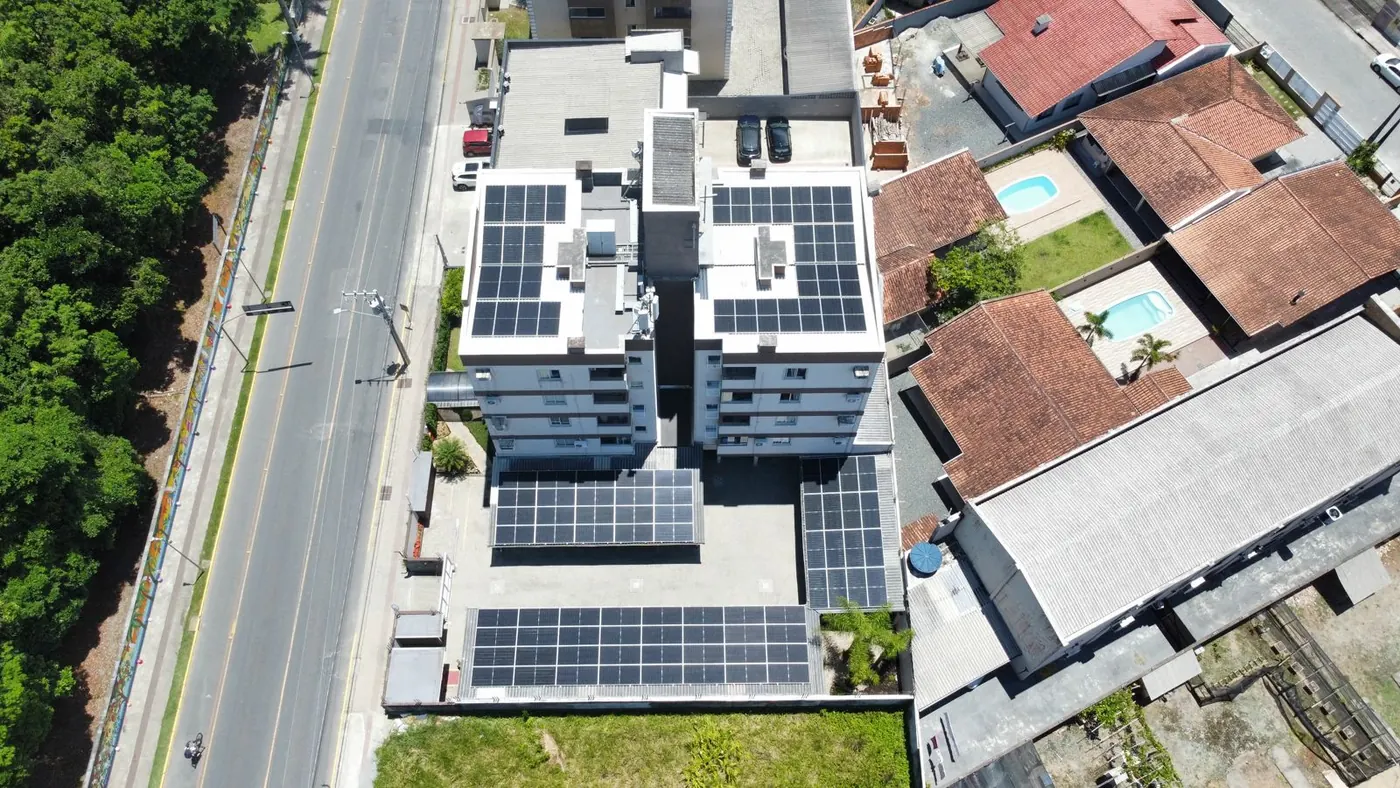 Vista aérea de condomínio em Joinville com painéis solares instalados pela RDN Solar