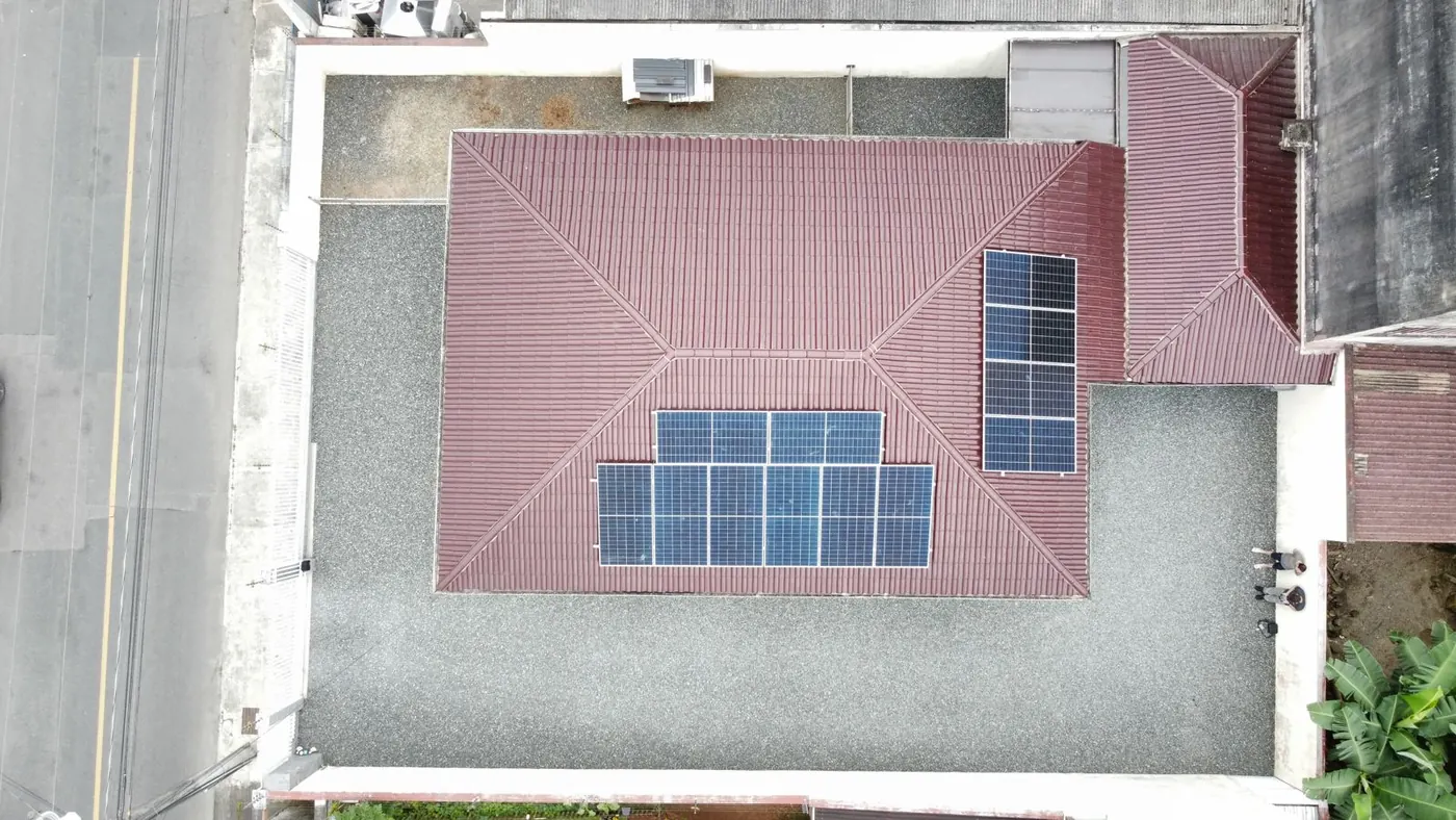 Vista aérea de residência com painéis solares