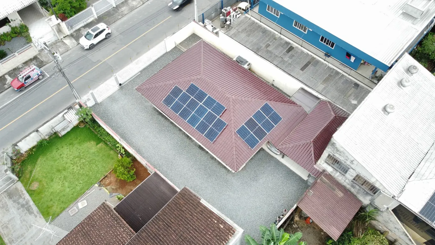 Vista aérea de residência com painéis solares