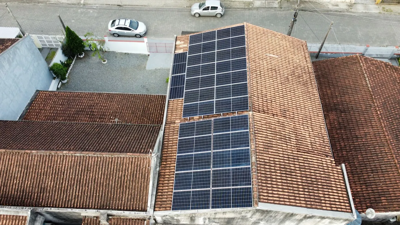 Vista aérea de imóvel comercial com painéis solares