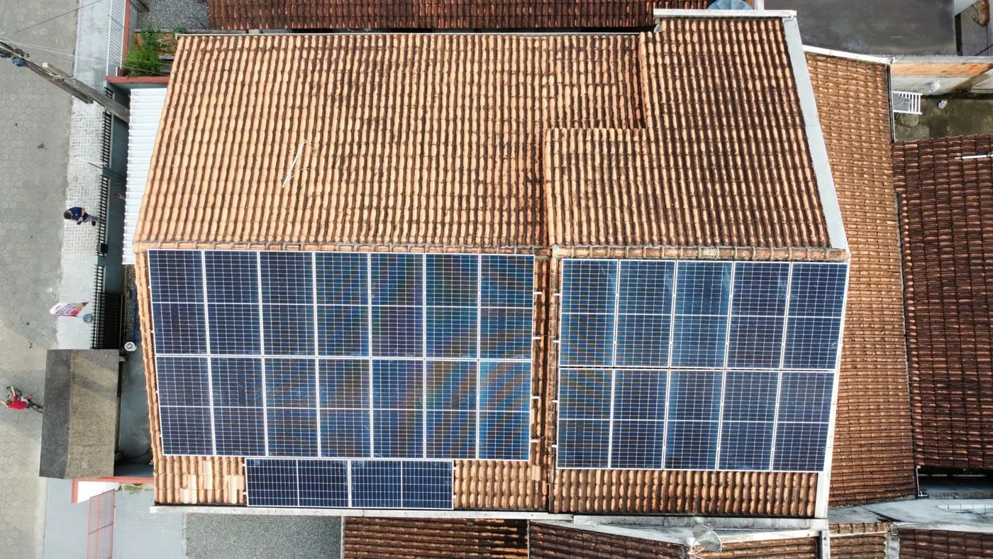 Vista aérea de imóvel comercial com painéis solares