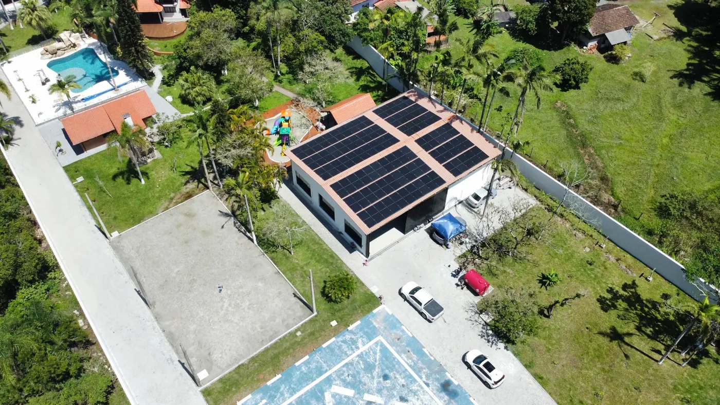 Sistema solar híbrido instalado: painéis no telhado e banco de baterias