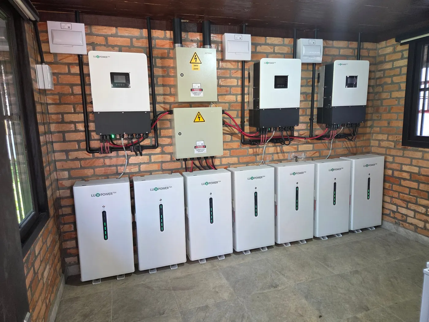 Sistema solar híbrido instalado: painéis no telhado e banco de baterias