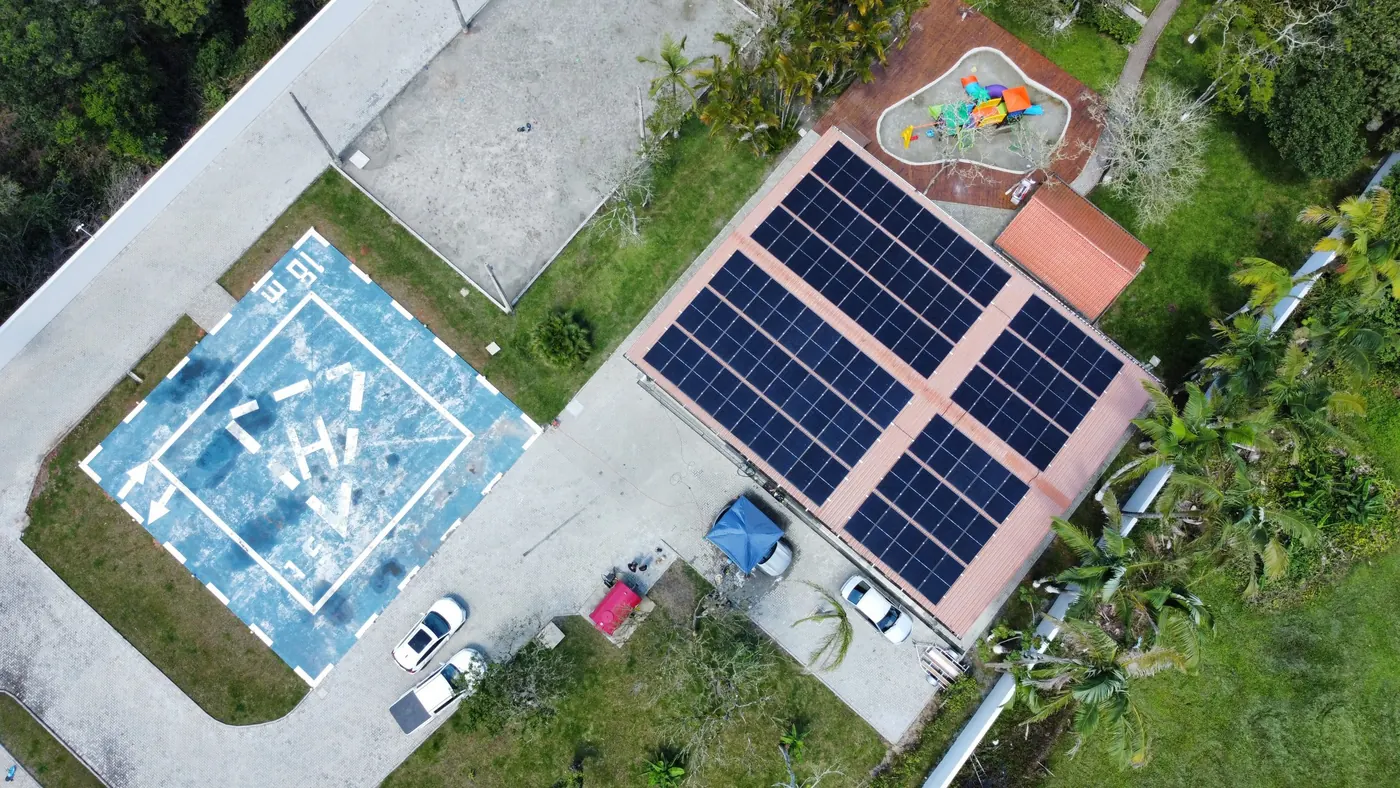 Sistema solar híbrido instalado: painéis no telhado e banco de baterias