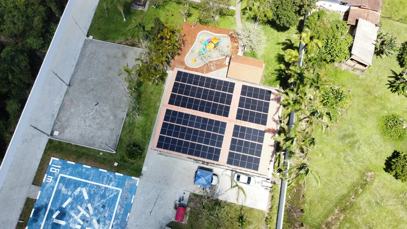 Sistema solar híbrido instalado: painéis no telhado e banco de baterias