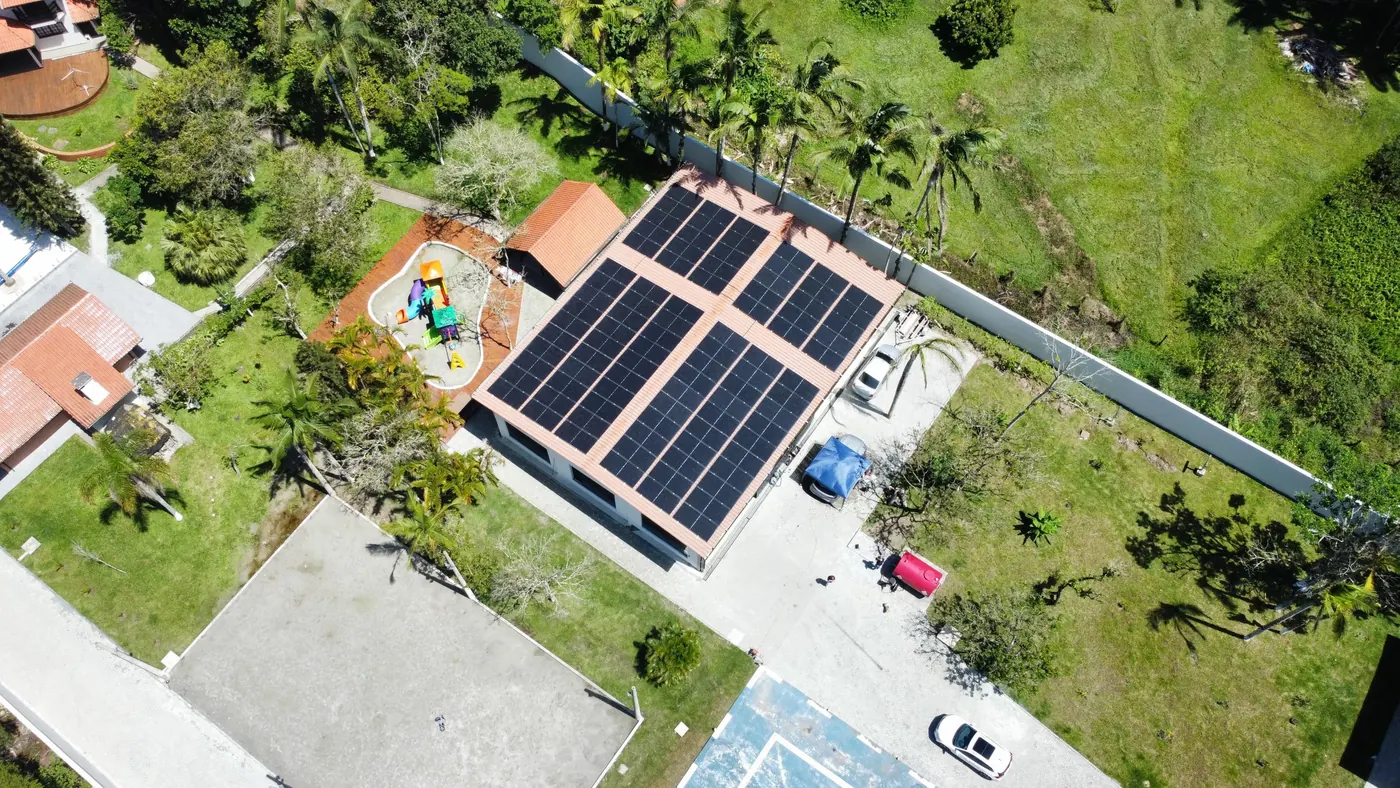 Sistema solar híbrido instalado: painéis no telhado e banco de baterias