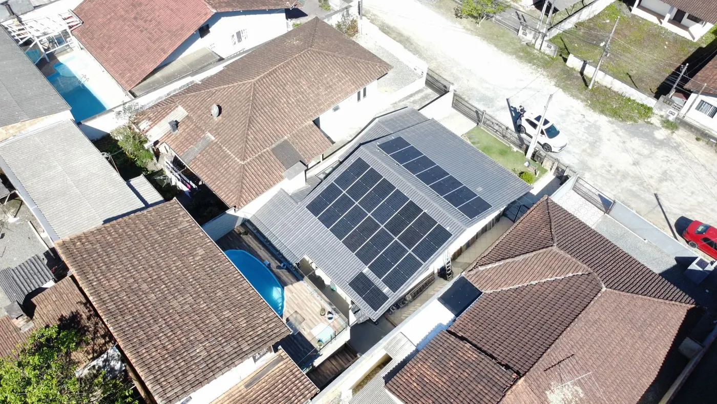 Vista aérea de residência com painéis solares