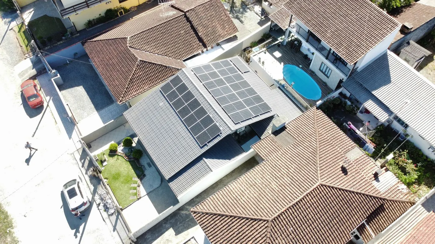 Vista aérea de residência com painéis solares