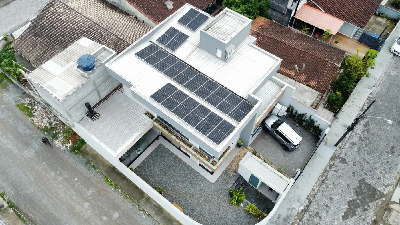 Vista aérea de residência moderna com painéis solares