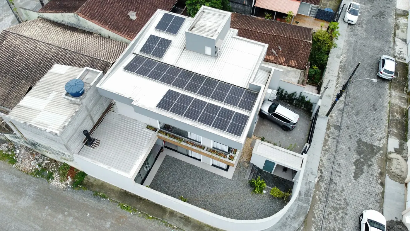 Vista aérea de residência moderna com painéis solares