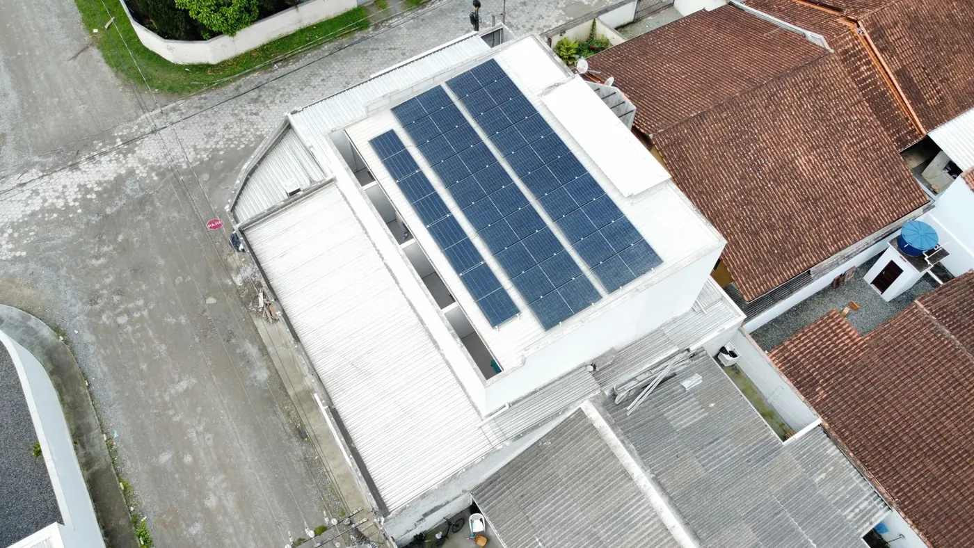 Vista aérea de empresa com painéis solares no telhado