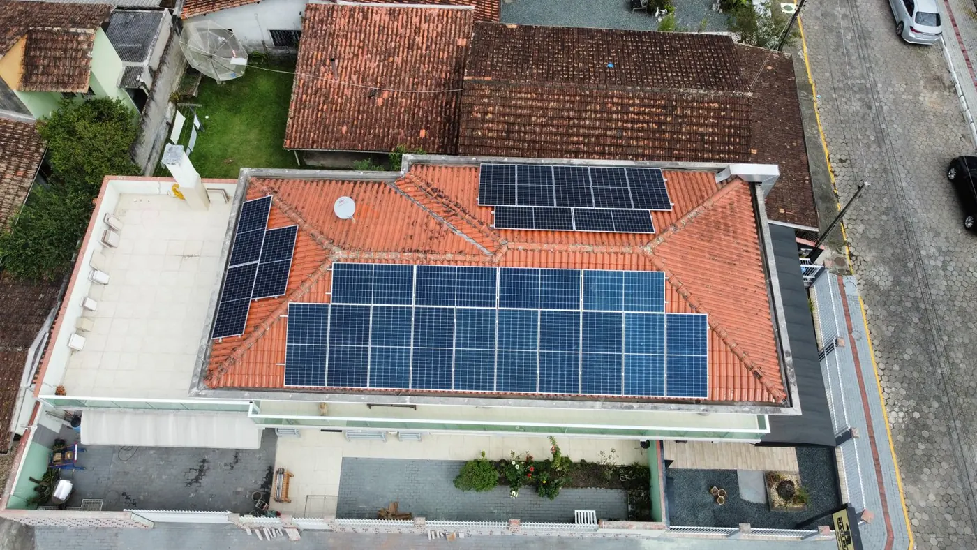 Vista aérea de residência com painéis solares
