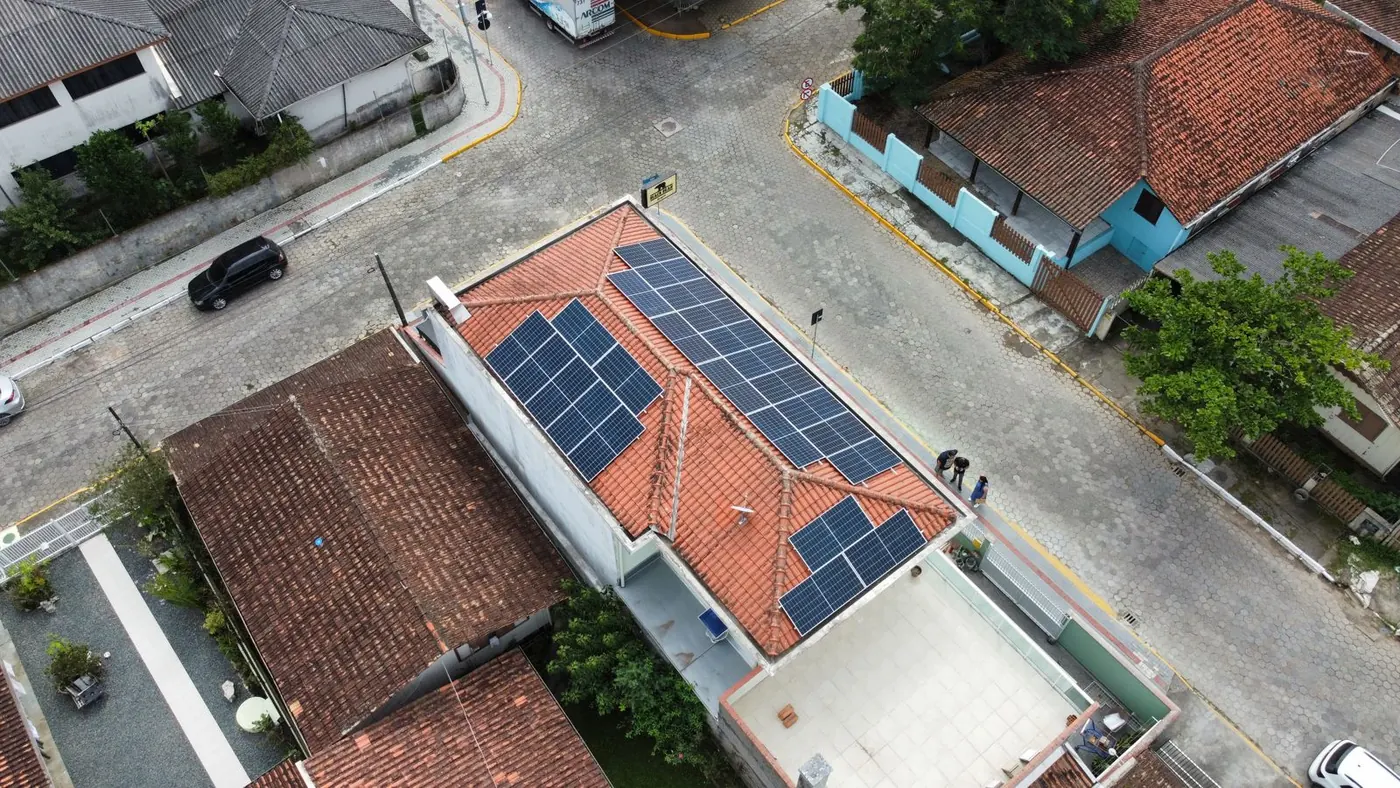 Vista aérea de residência com painéis solares