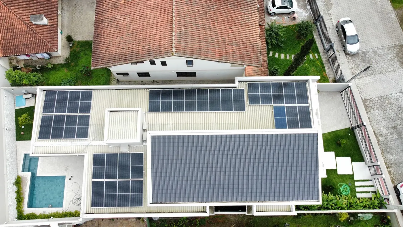 Vista aérea de residência com painéis solares
