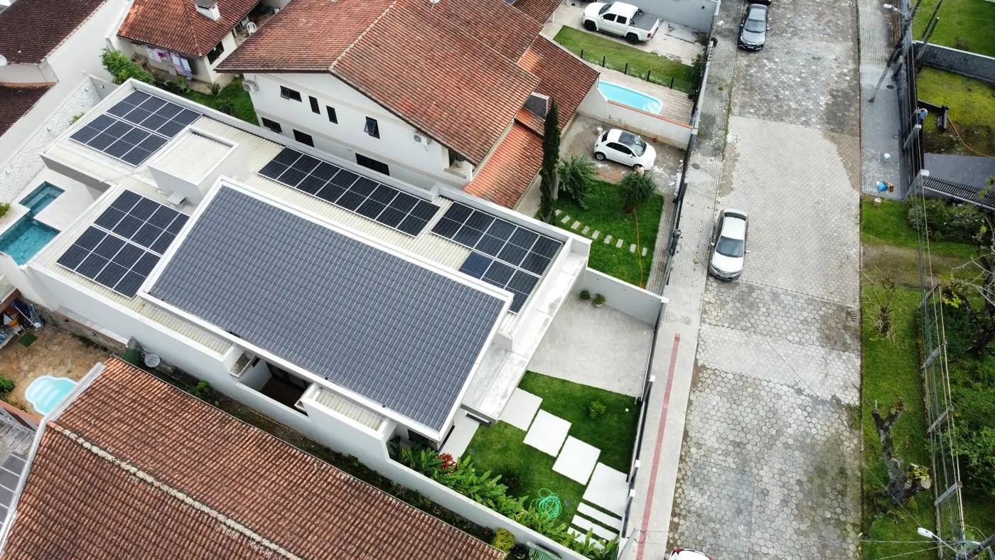 Vista aérea de residência com painéis solares