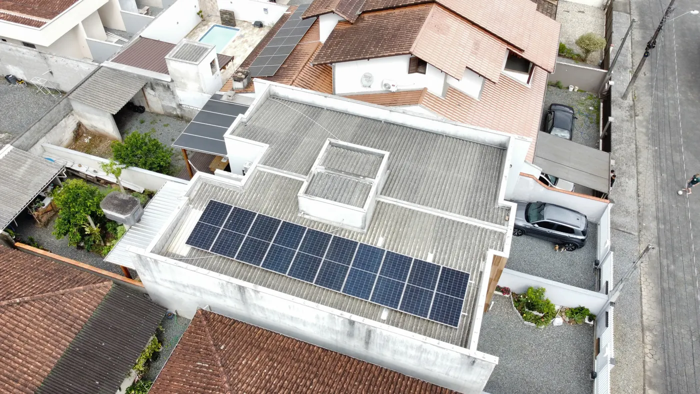 Vista aérea de residência com painéis solares