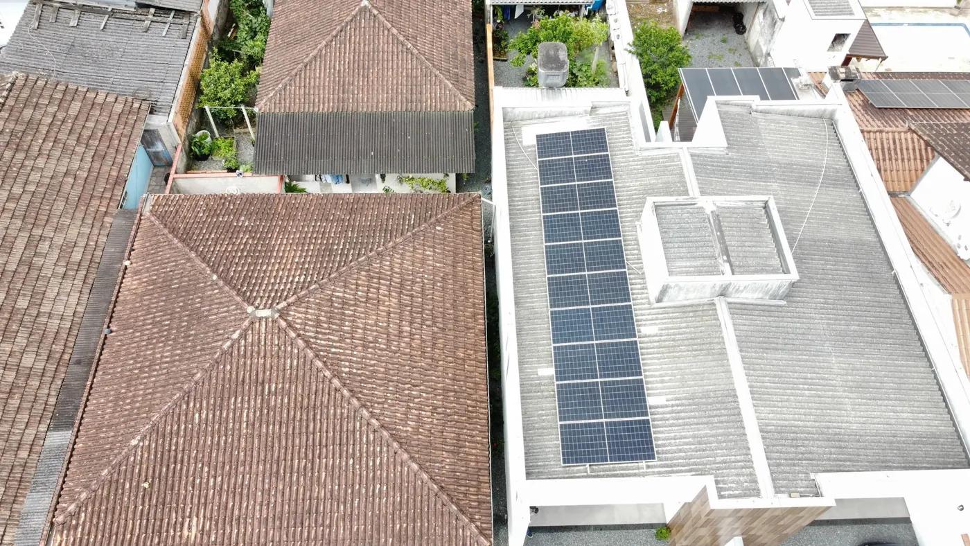 Vista aérea de residência com painéis solares